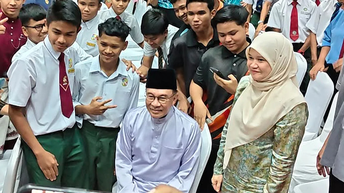 Anwar Ibrahim Cautions Young People Against Corrosive Effects of Unprincipled Politics