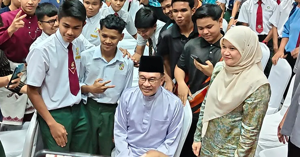 Anwar Ibrahim Cautions Young People Against Corrosive Effects of Unprincipled Politics