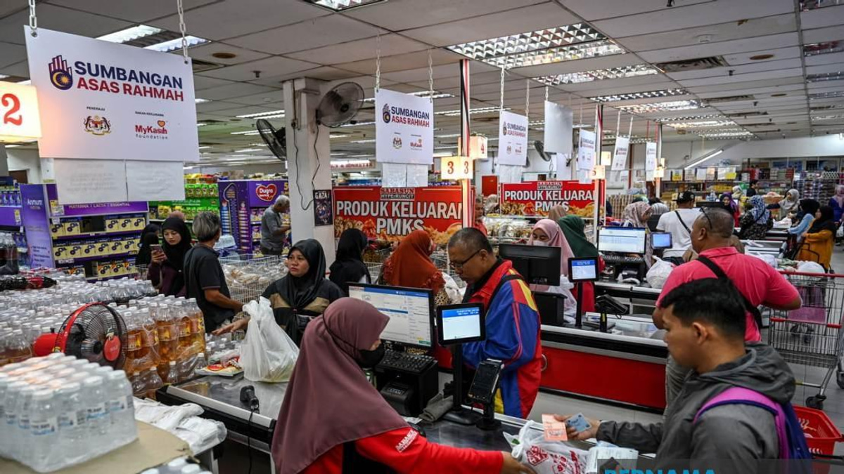 Government Weighing Increased Cash Aid Payouts as Economy Strengthens
