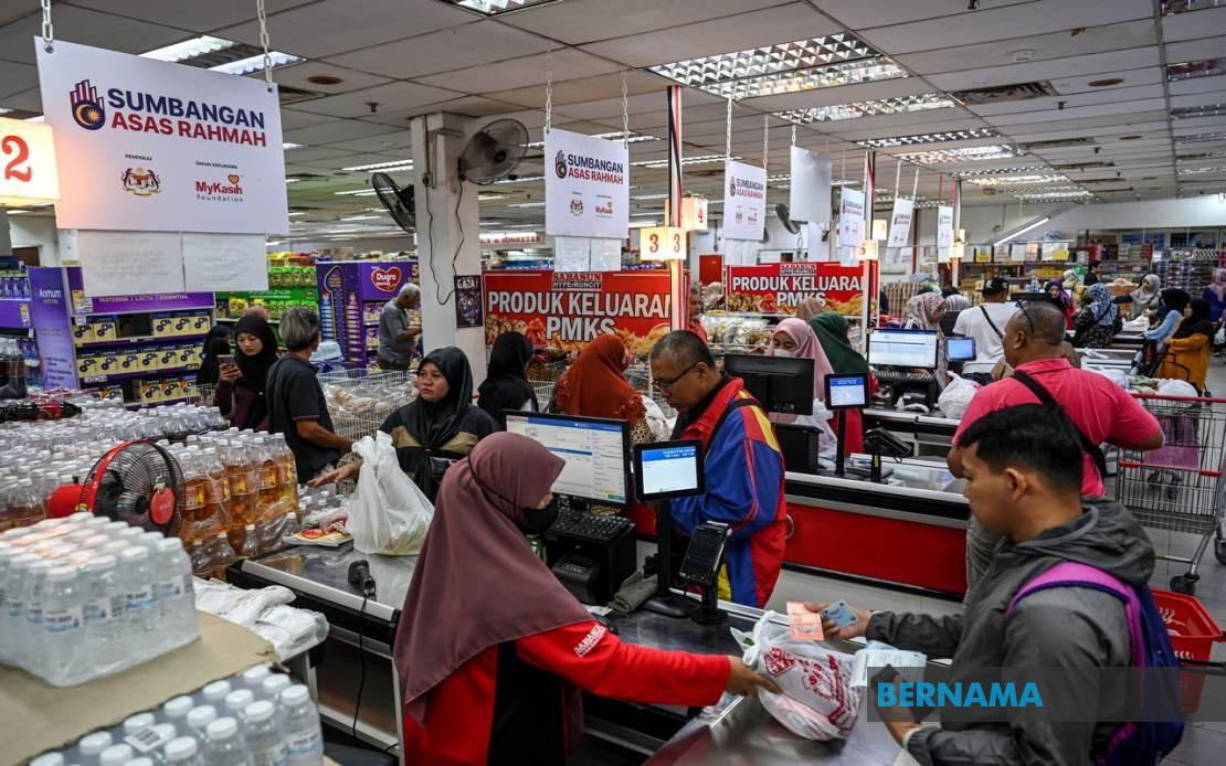 Government Weighing Increased Cash Aid Payouts as Economy Strengthens