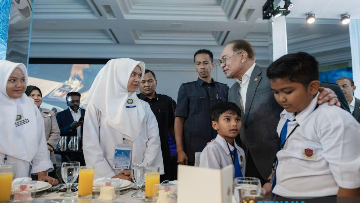 Smart Minds and Kind Hearts: PM Anwar Calls for Character-Focused Education Beyond Academic Excellence