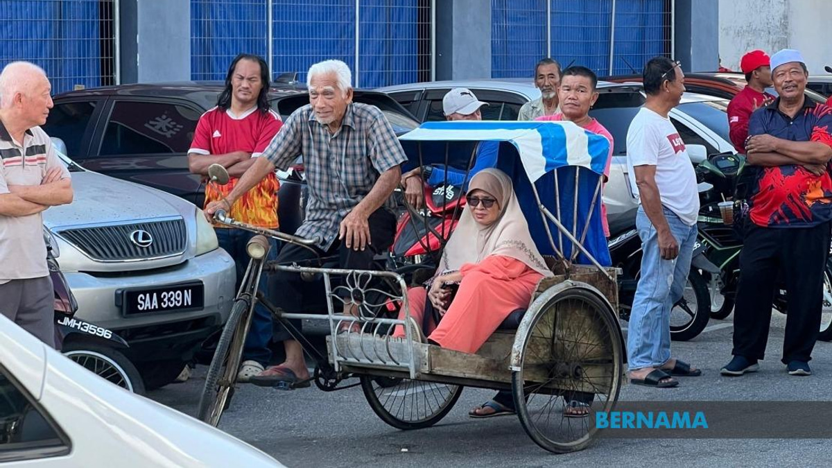 Octogenarian's Trishaw Journey: A PM Meet-and-Greet Story in Batu Pahat