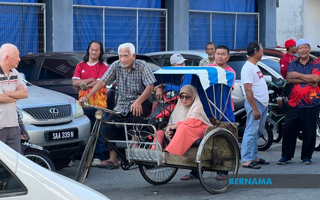 Octogenarian's Trishaw Journey: A PM Meet-and-Greet Story in Batu Pahat