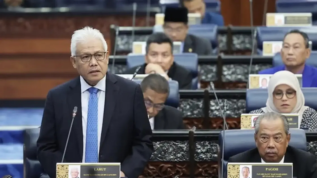 Hamzah Returns to Opposition Leader's Seat as Muhyiddin Moves Down the Benches