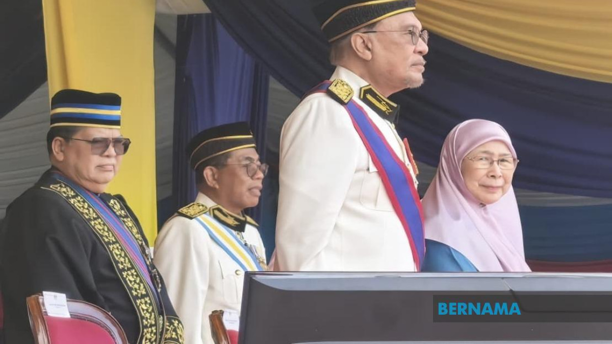 PM Anwar Calls on Young Malaysians to Honour Armed Forces' Sacrifices