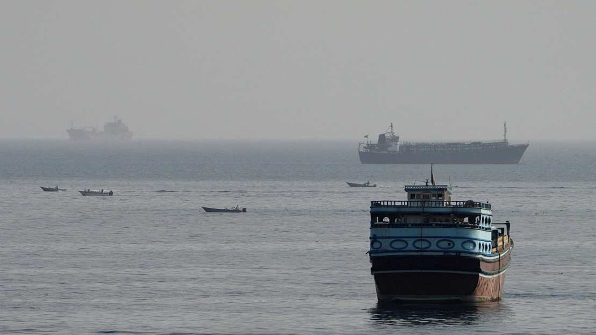 Japan's PM Urges Iran to Keep Hormuz Strait Free of Transit Fees