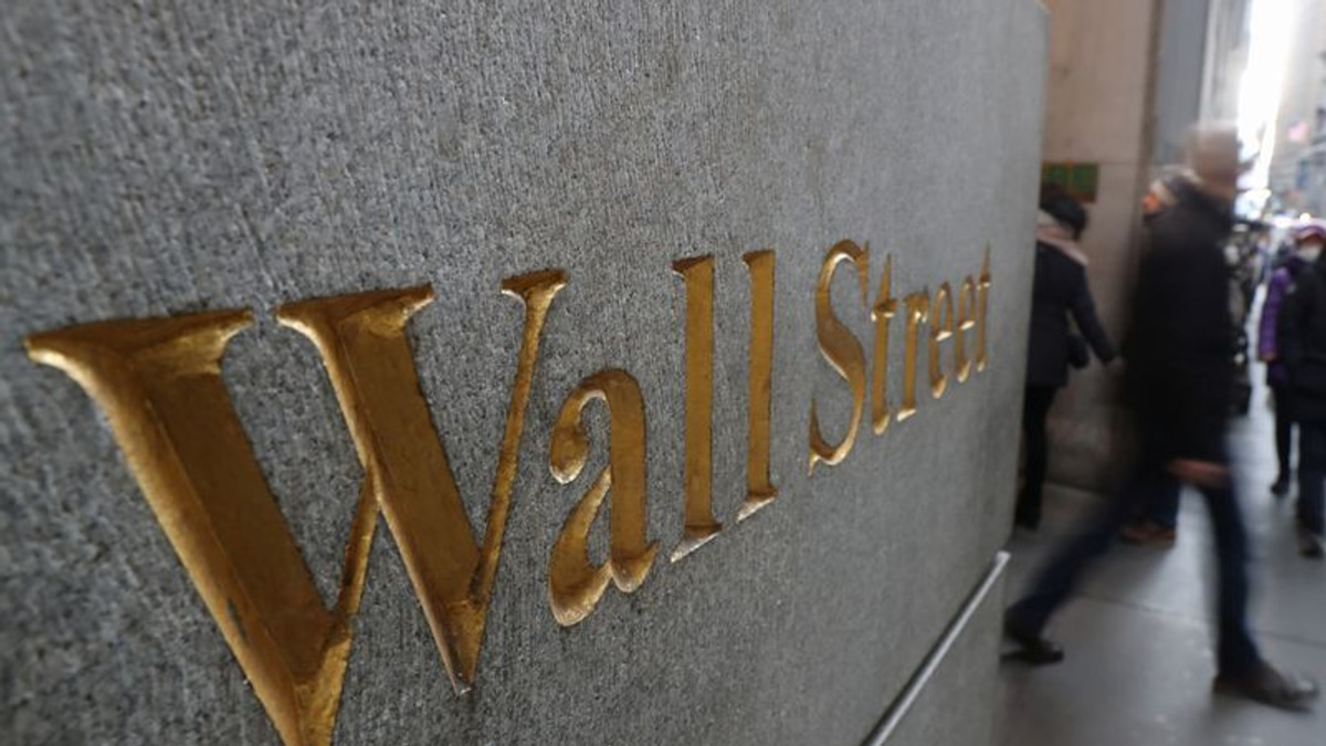 Wall Street Surges to Record Highs as Iran Tensions Ease and Oil Prices Fall