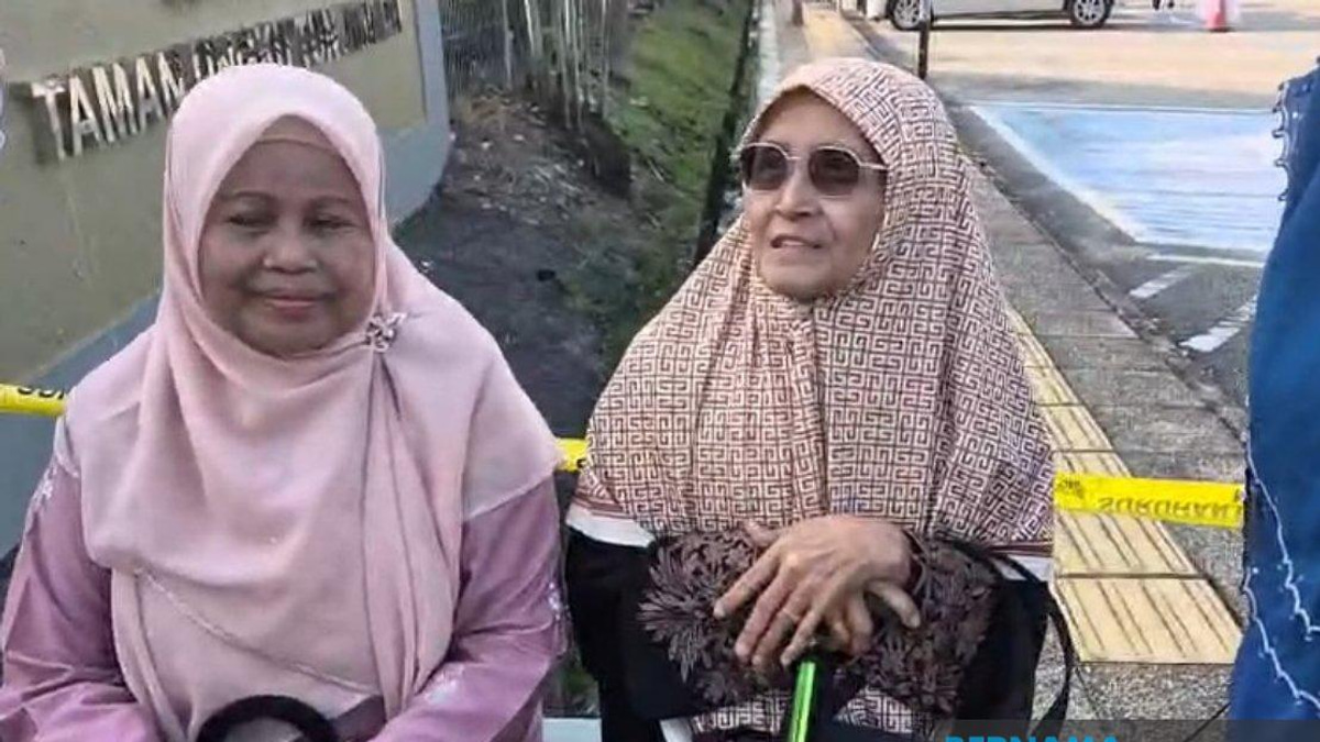 Elderly Voters Defy Weather to Cast Ballots in Johor State Election