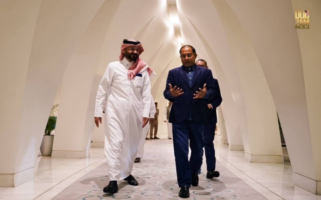 Malaysia's Higher Education Minister Zambry Pays Respects to Late Qatar Amir