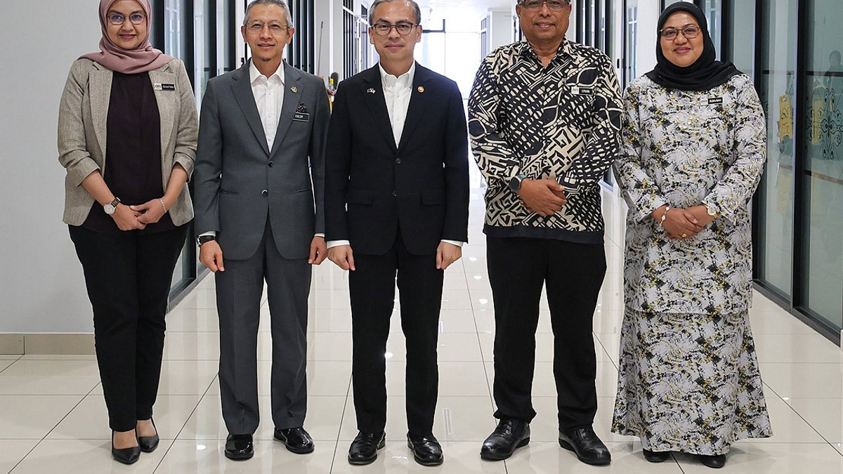 Fahmi Welcomes New Leadership at Information Department