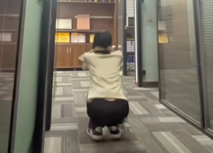 Chinese financial consultant suffers severe muscle breakdown after manager orders 200-squat punishment