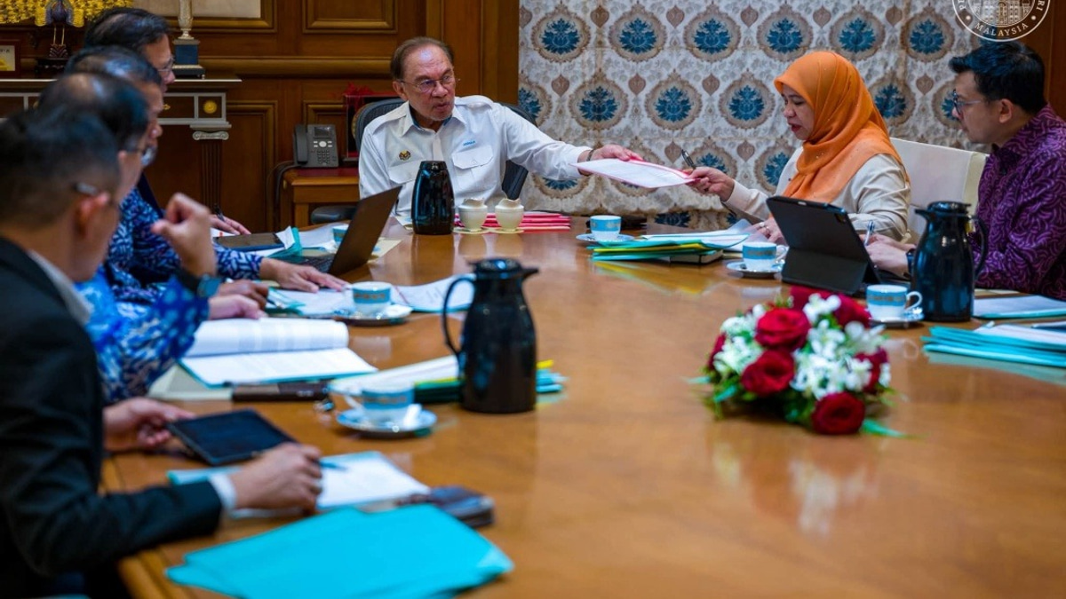 Anwar Pushes FELDA to Tackle Second-Generation Housing and Land Ownership Crisis