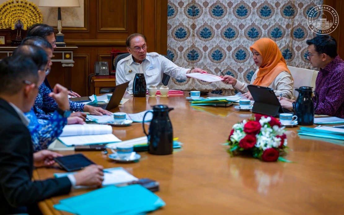 Anwar Pushes FELDA to Tackle Second-Generation Housing and Land Ownership Crisis
