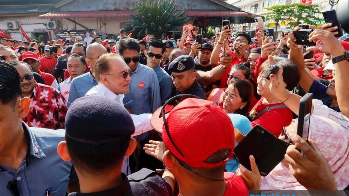 Anwar's Johor Campaign Visit Energises Pakatan Harapan Push in Final Days