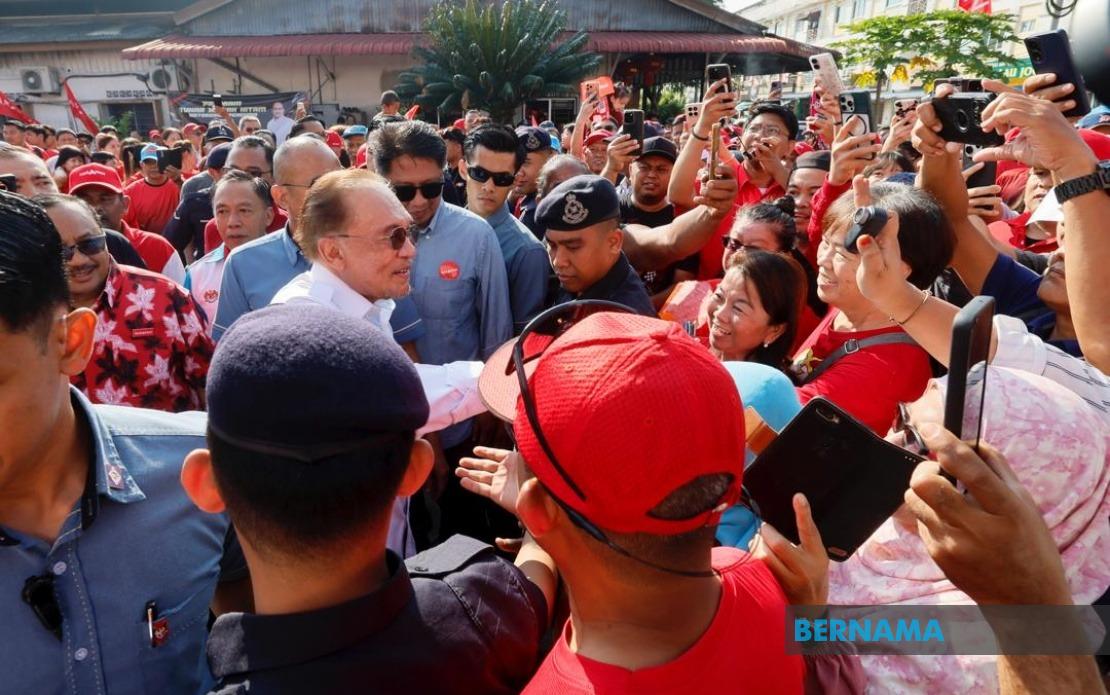 Anwar's Johor Campaign Visit Energises Pakatan Harapan Push in Final Days
