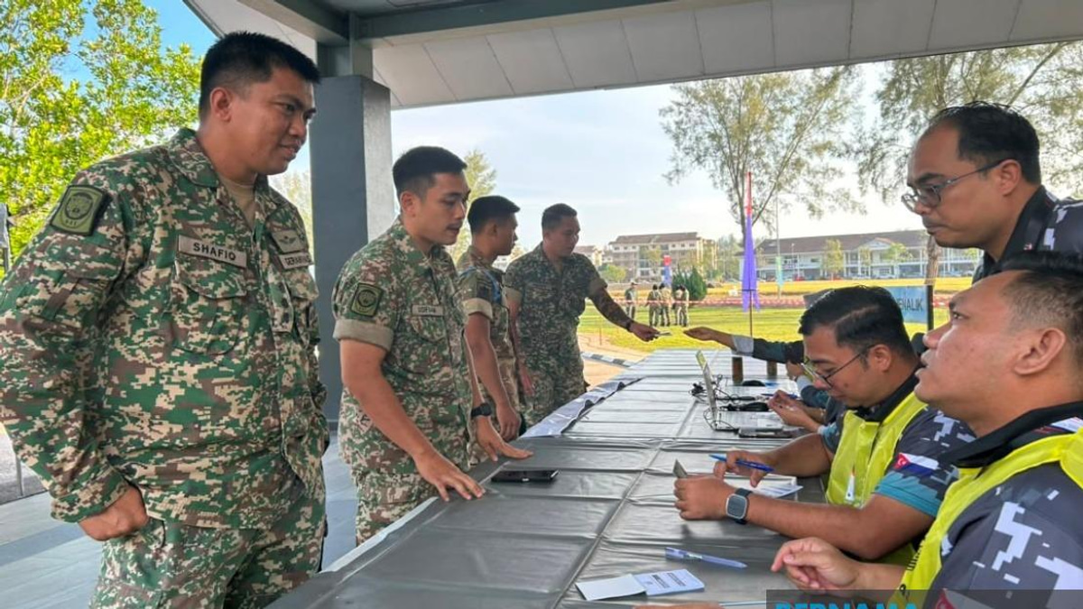 Johor Early Voting Gets Underway Amid Fair Weather, Storm Warnings