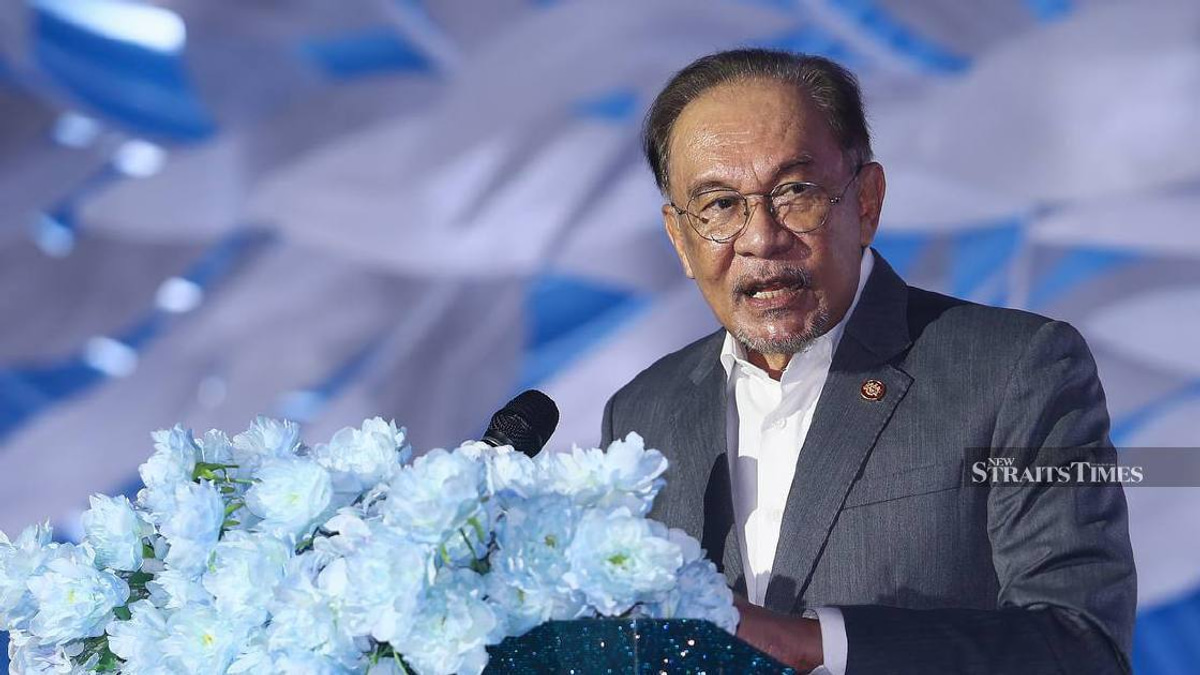 Anwar warns of expulsion for Israelis linked to Network School project