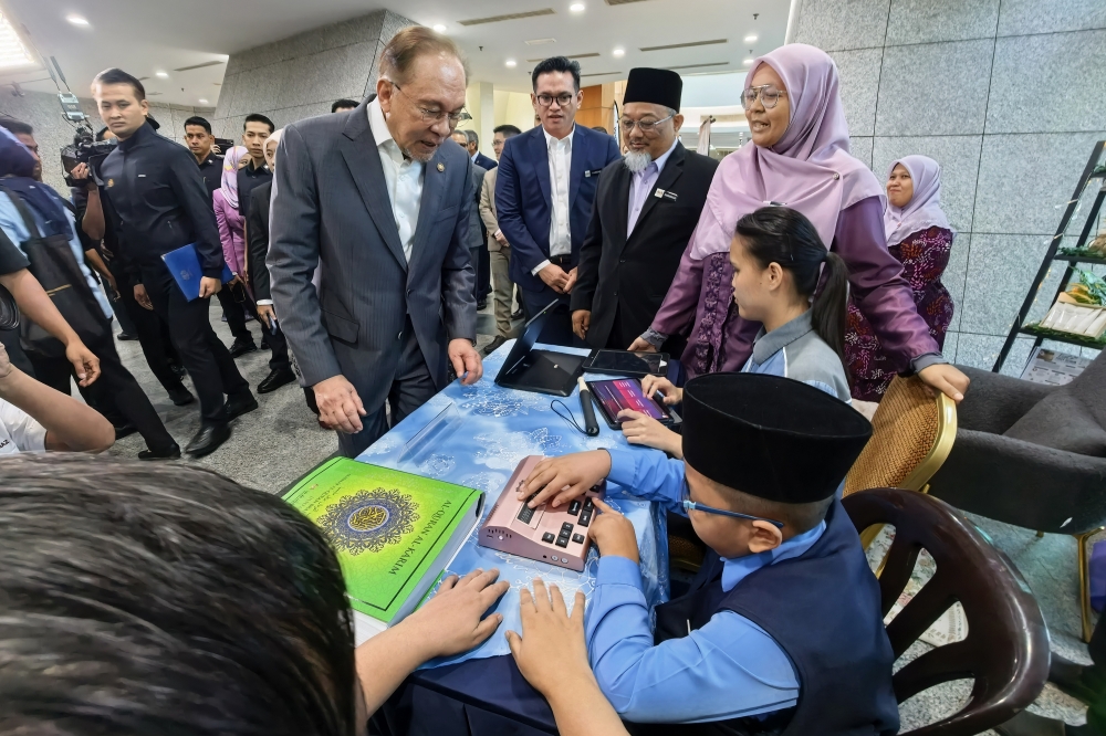 Learning Other Languages Will Not Weaken Bahasa Melayu, Anwar Assures