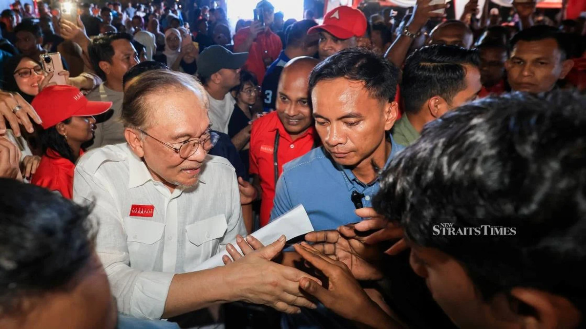 Anwar Dismisses Early Election Calls, Affirms Coalition's Governing Mandate