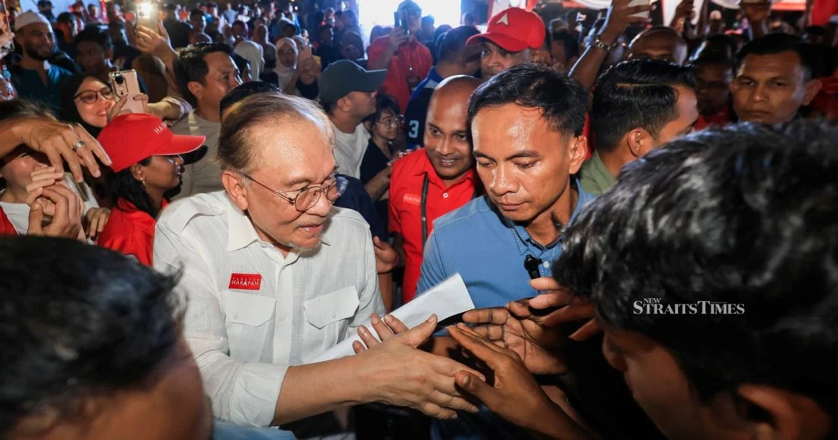 Anwar Dismisses Early Election Calls, Affirms Coalition's Governing Mandate