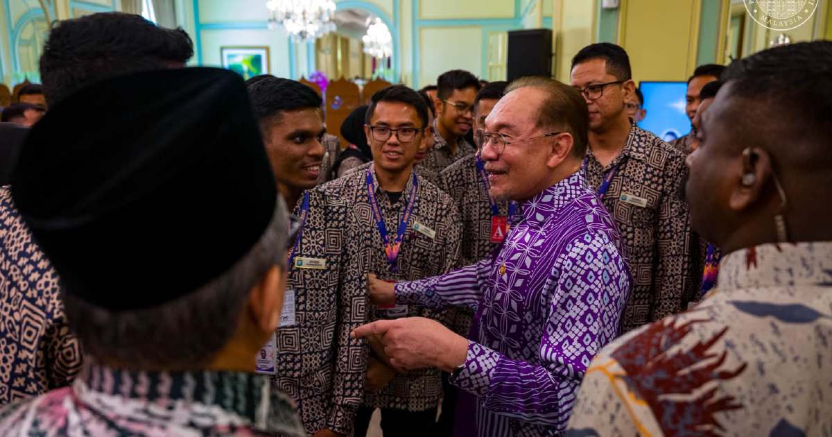Anwar urges civil servants to champion integrity and navigate institutional change