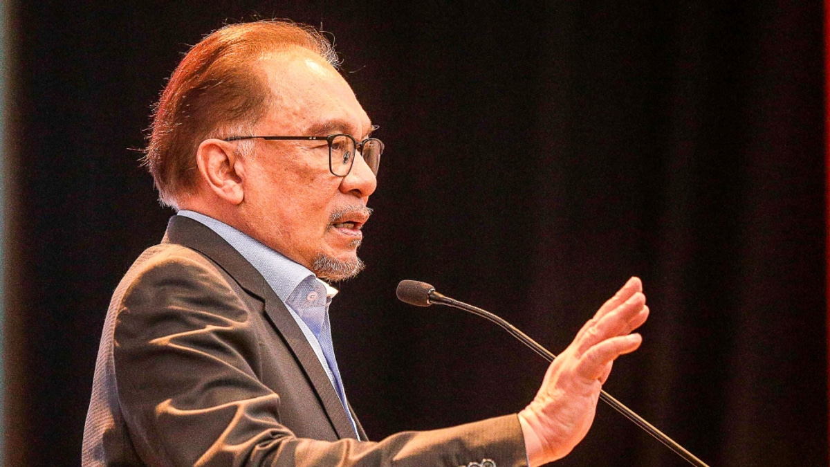 Anwar praises port authority for intercepting arms shipment destined for Israel