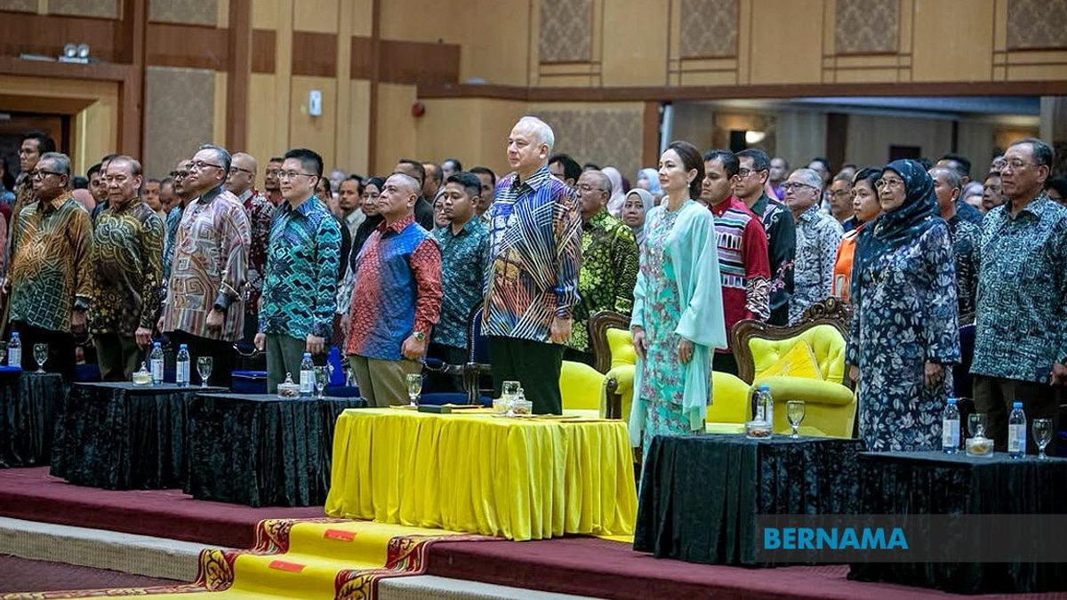 Sultan Nazrin Presides Over Perak's 2026 Merdeka Month Celebration, Celebrates Student Achievement