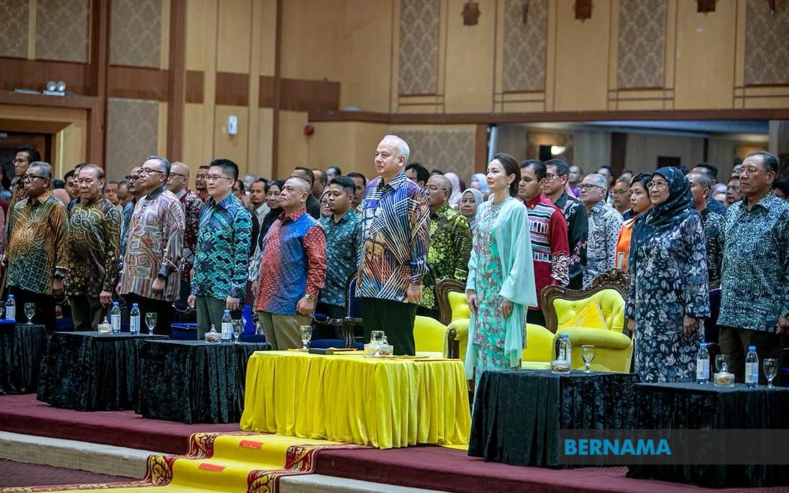 Sultan Nazrin Presides Over Perak's 2026 Merdeka Month Celebration, Celebrates Student Achievement