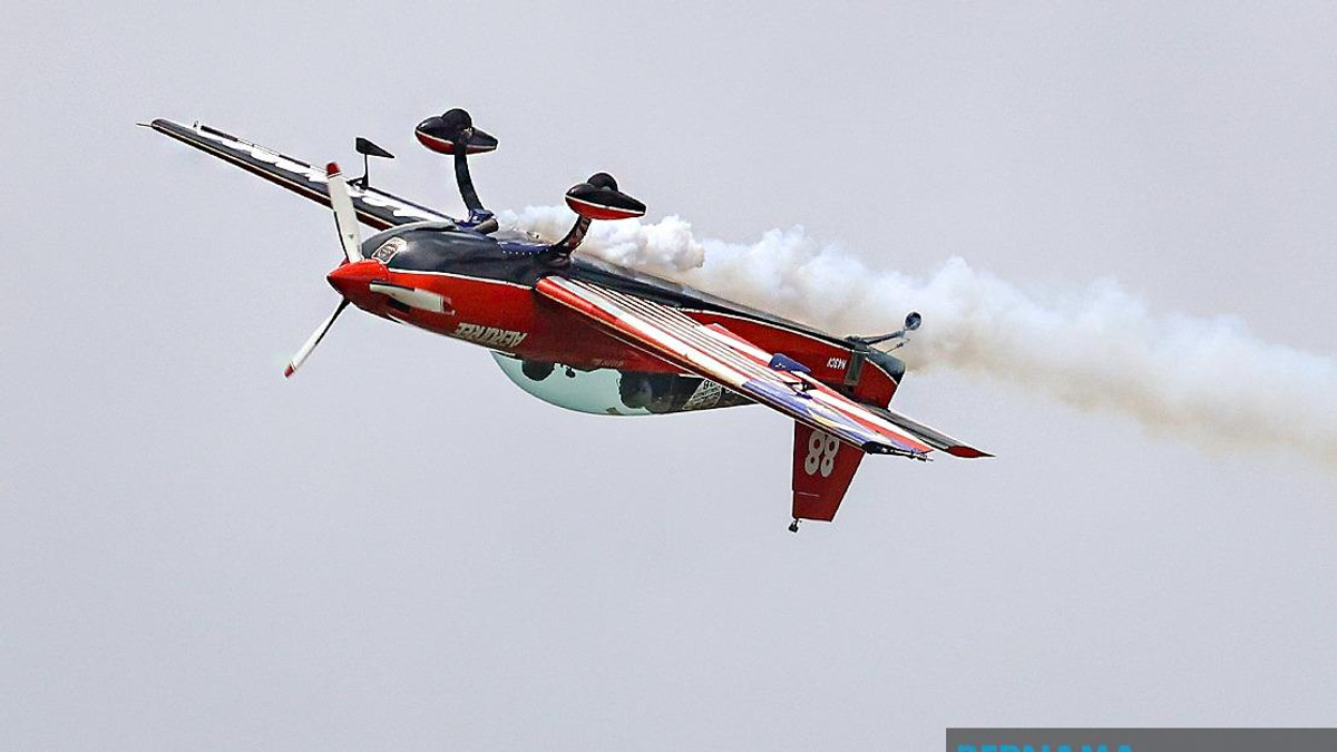 Four Decades of Excellence: Retired RMAF Pilot Halim Othman Leads Inaugural Merdeka Sunset Aerobatic Display