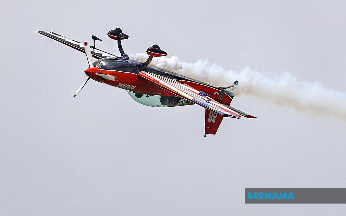 Four Decades of Excellence: Retired RMAF Pilot Halim Othman Leads Inaugural Merdeka Sunset Aerobatic Display