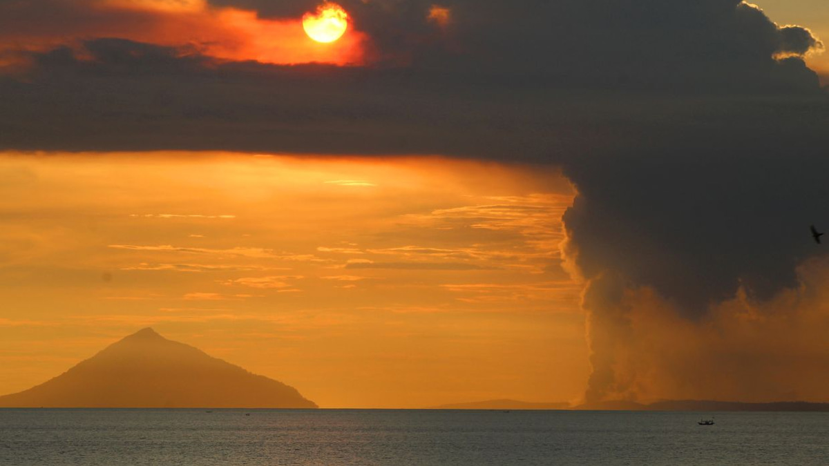 Indonesia's Mount Anak Krakatau Erupts Again as Alert Status Remains at Watch Level