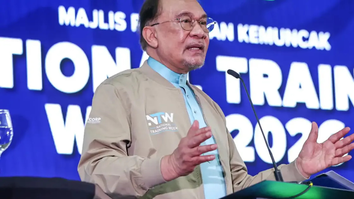 Anwar Rebukes Sanusi Over Contentious Remarks on Non-Malay Loyalty