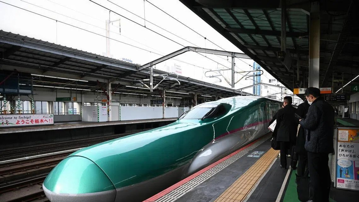 Japanese bullet train hits bear in Akita; 200 passengers unharmed