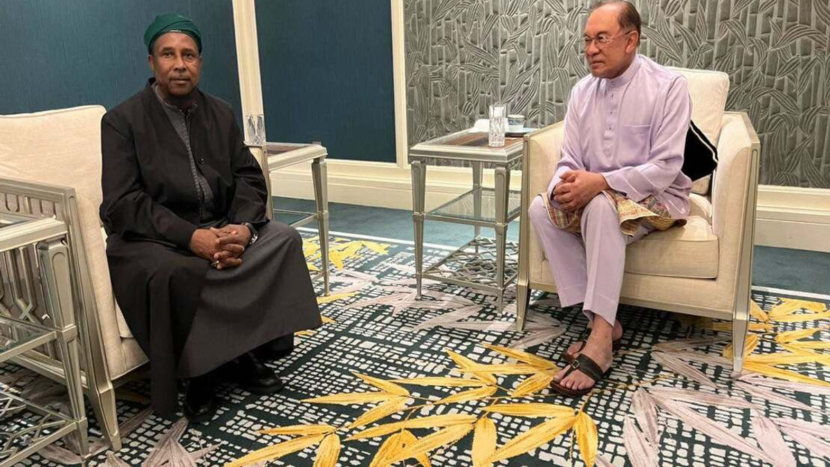 PM Anwar Meets Gambian Scholar Sheikh Muhammad Haydara Al-Jilani Before Departure