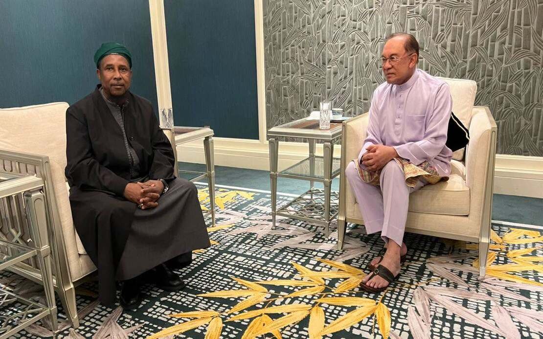 PM Anwar Meets Gambian Scholar Sheikh Muhammad Haydara Al-Jilani Before Departure