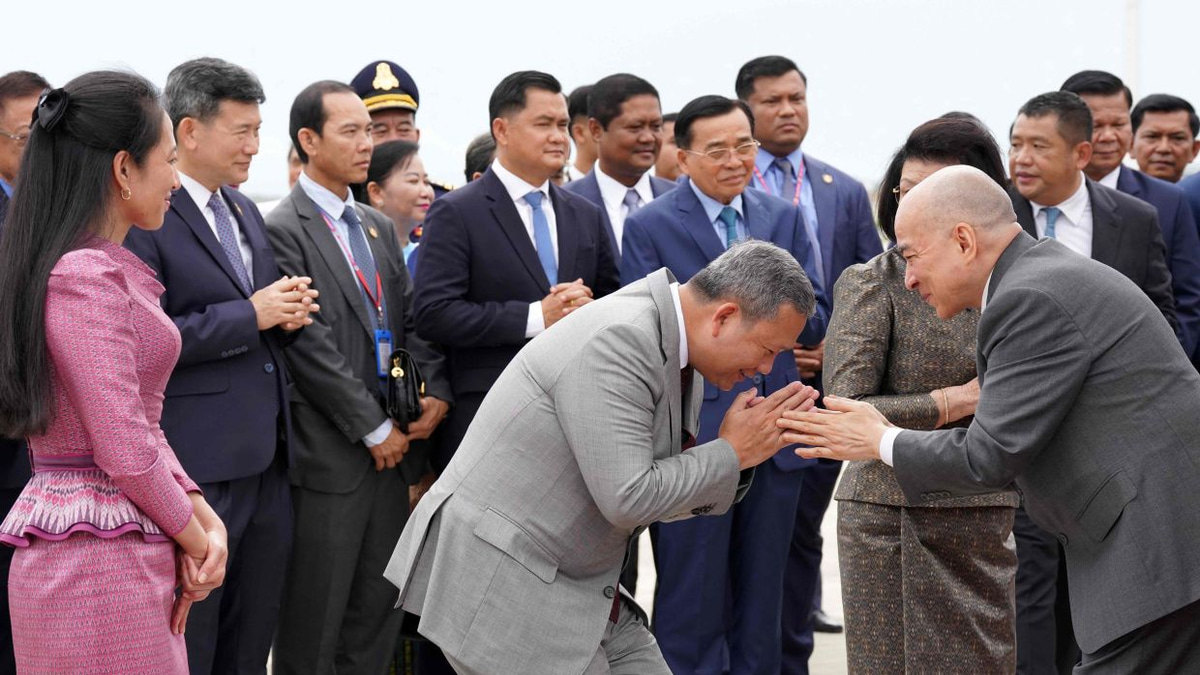 Cambodia's King Norodom Sihamoni Returns Home After Prostate Cancer Treatment in Beijing