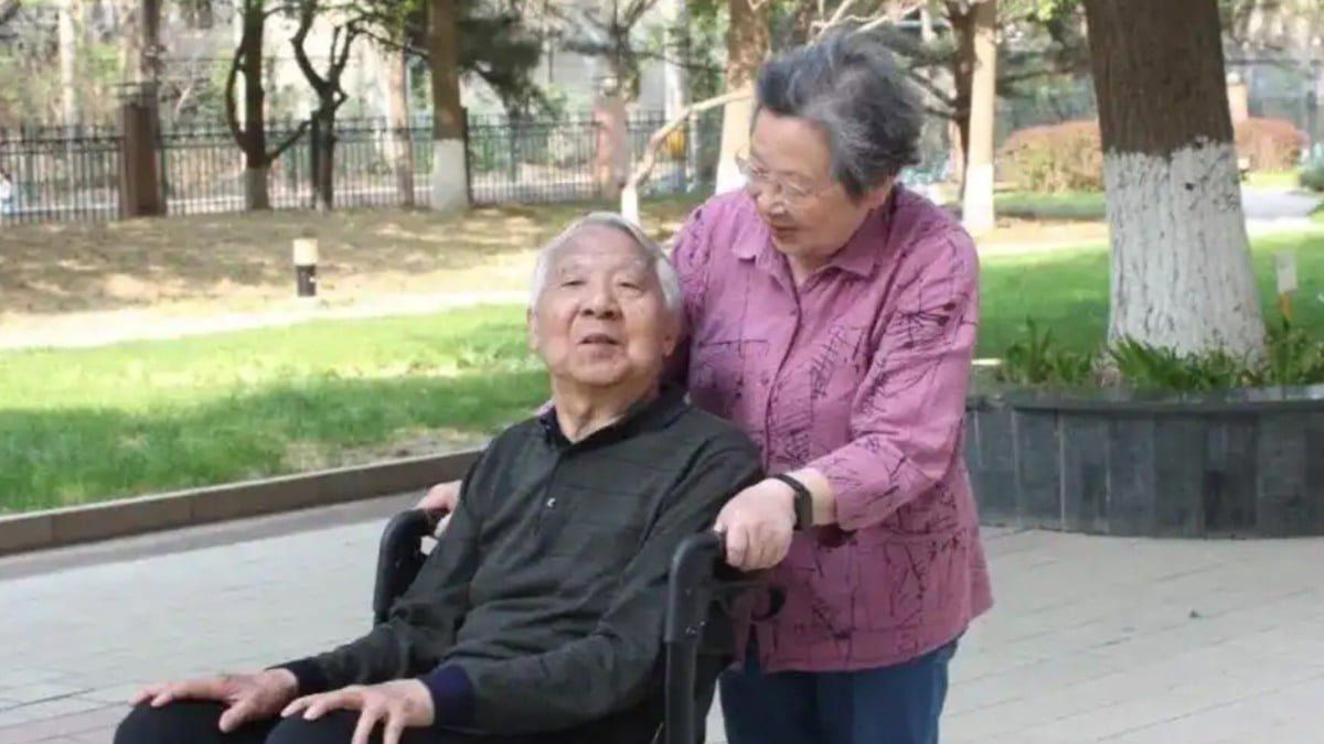 A Love Beyond Memory: How One Beijing Woman Is Redefining Dignity in Dementia Care