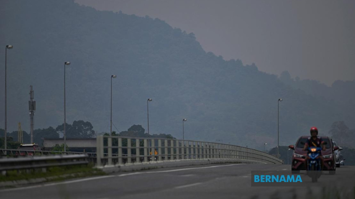 Serian chokes as haze crisis grips Sarawak with API levels hitting 'very unhealthy' status