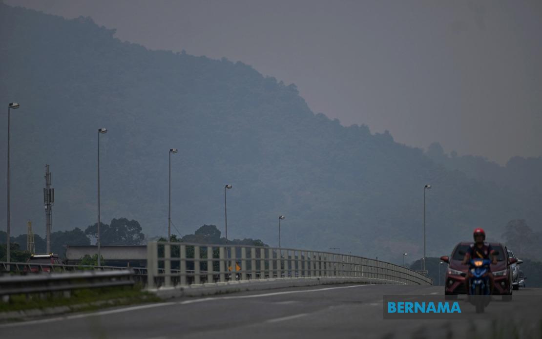 Serian chokes as haze crisis grips Sarawak with API levels hitting 'very unhealthy' status