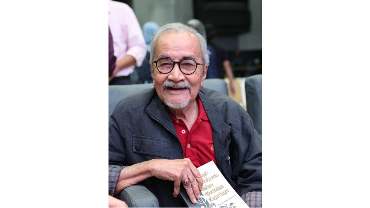 PM Anwar Celebrates Veteran Filmmaker Rahim Razali's 87th Birthday