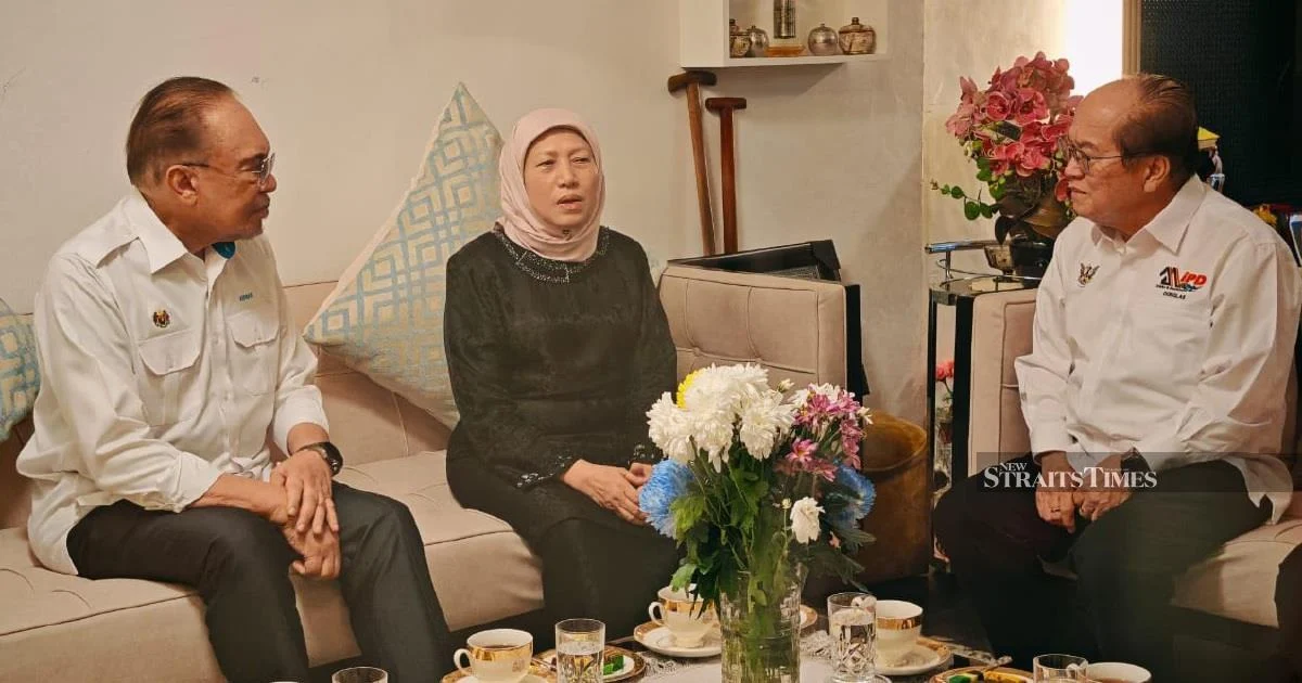 Anwar Visits Nancy Shukri to Pay Respects Following Husband's Death
