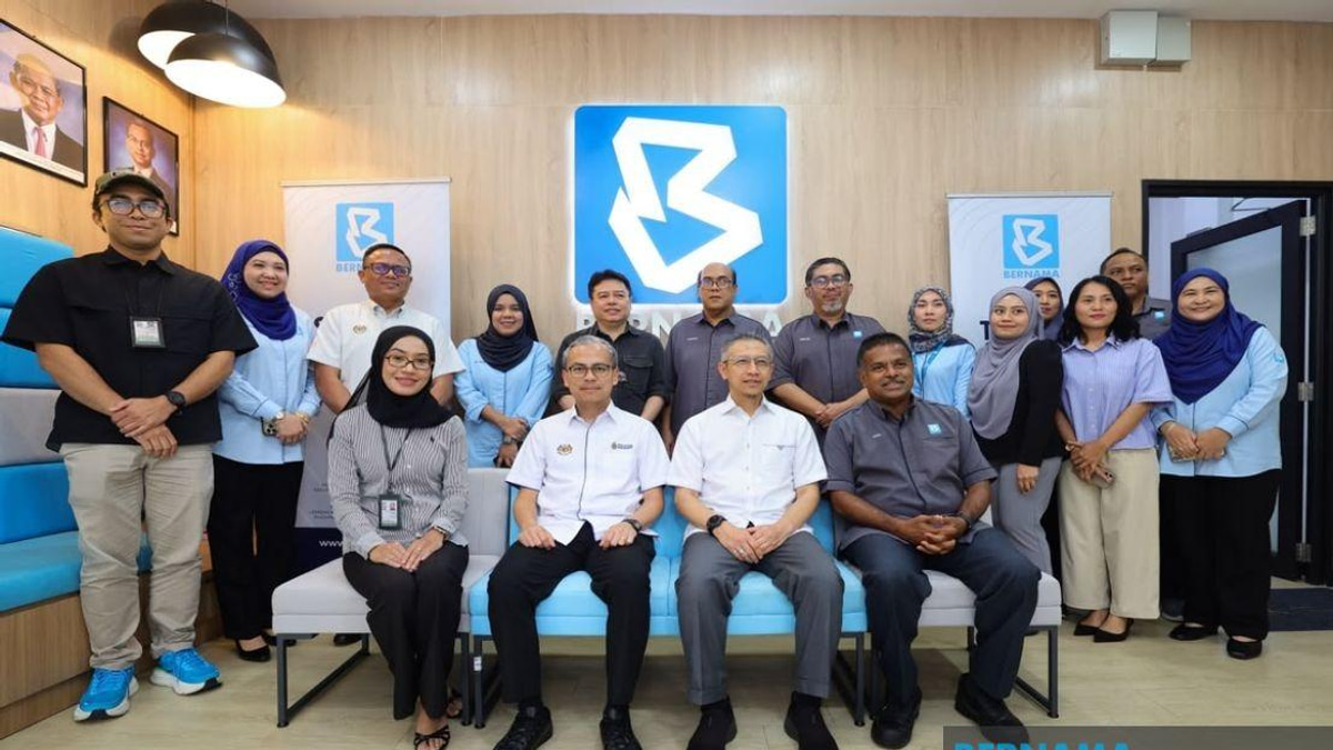Fahmi Tours Bernama's Election Command Centre Ahead of Negeri Sembilan Polls