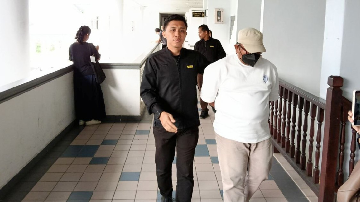 Immigration Officer Faces Bribery Charges Over Restaurant Payoffs