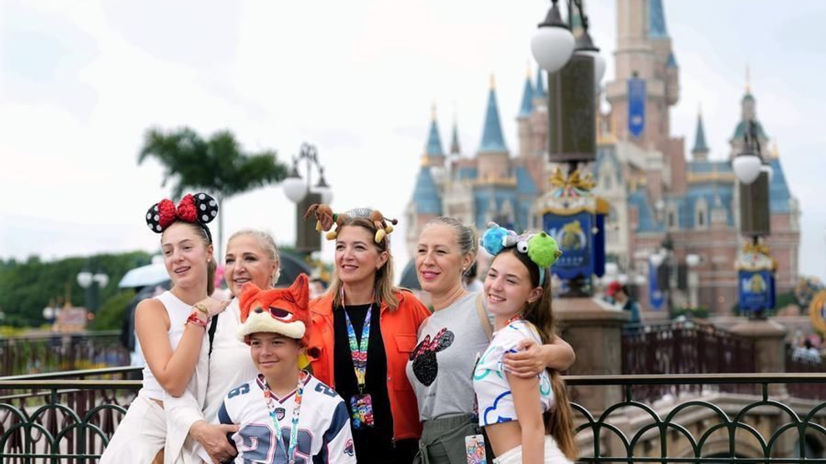 China's Expanding Visa-Free Regimes Draw Record Foreign Visitors as Outbound Travel Surges