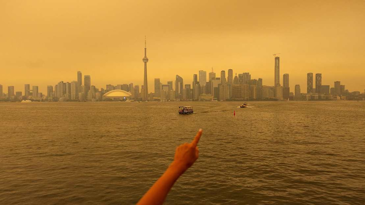 Ontario Wildfires Blanket Canada's Major Cities in Hazardous Smog, Halt Rail Operations