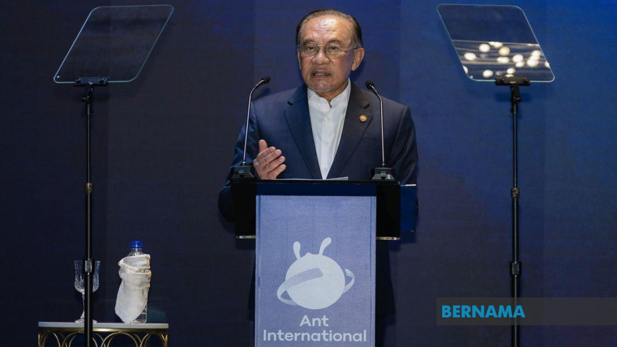 Malaysia Must Accelerate AI Readiness, Says Anwar at Ant International Centre Launch