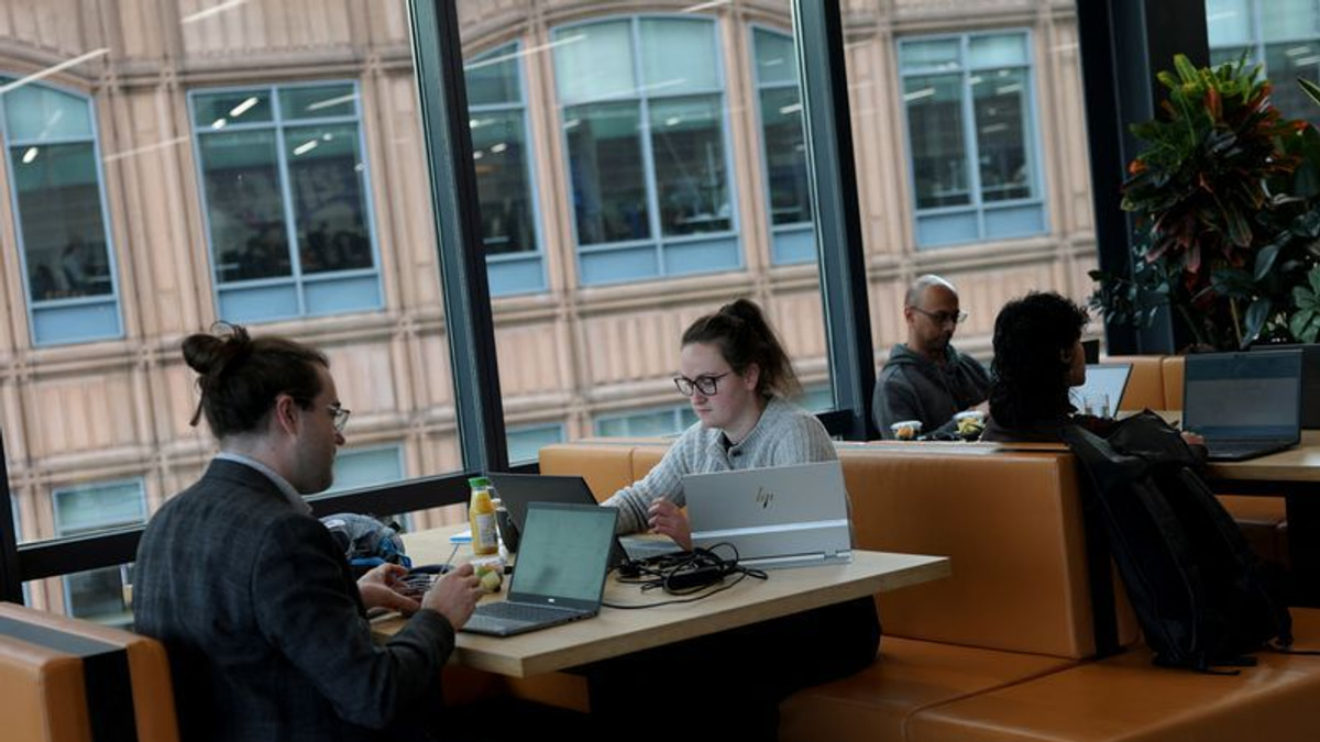 UK Economy Gains Momentum from AI Boom, With Tech Sector Leading Growth