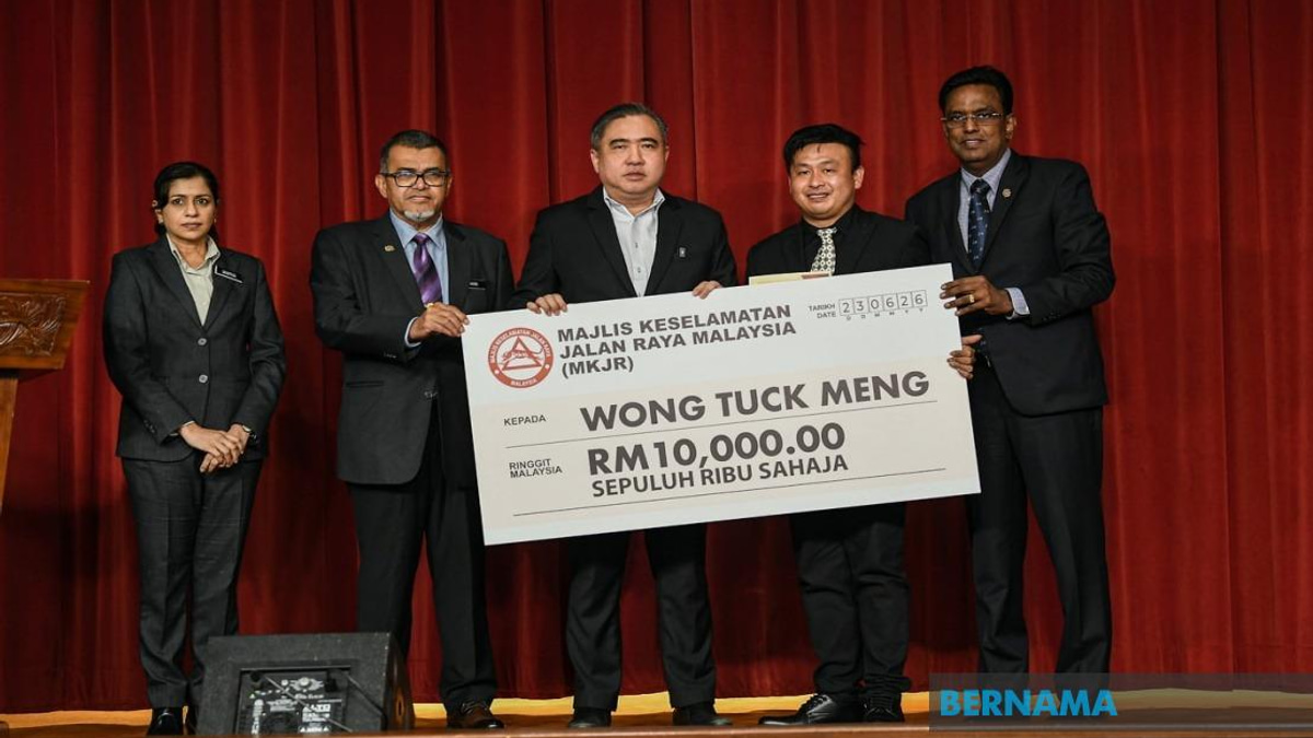 Lorry Driver Honoured for Heroic Rescue of 21 Bus Passengers near Menora Tunnel