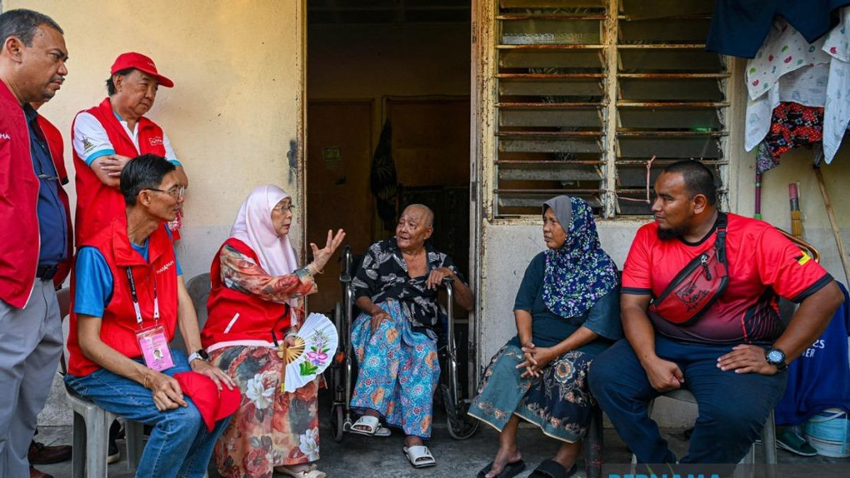 Wan Azizah Visits Elderly Couple Struggling with Health and Finance in Chuah Constituency