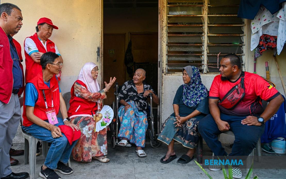 Wan Azizah Visits Elderly Couple Struggling with Health and Finance in Chuah Constituency